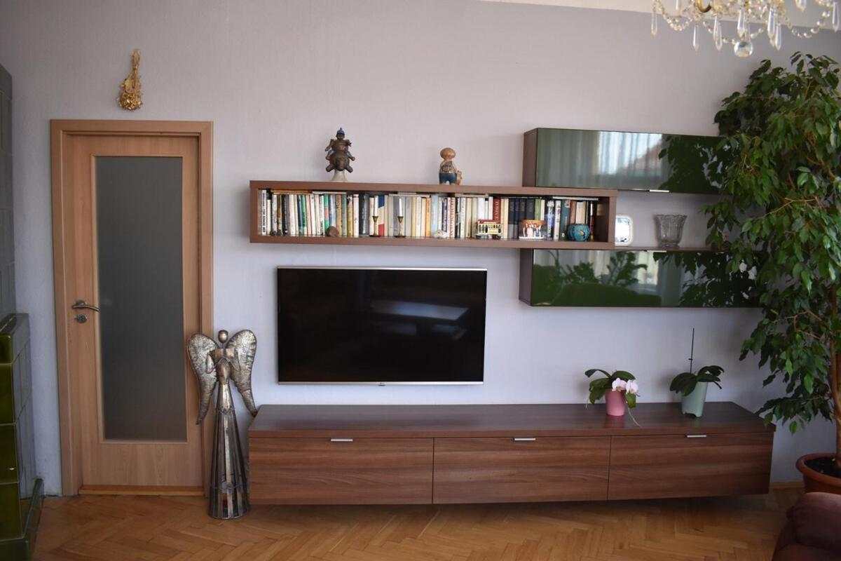 Amazing In Center For Great Price *